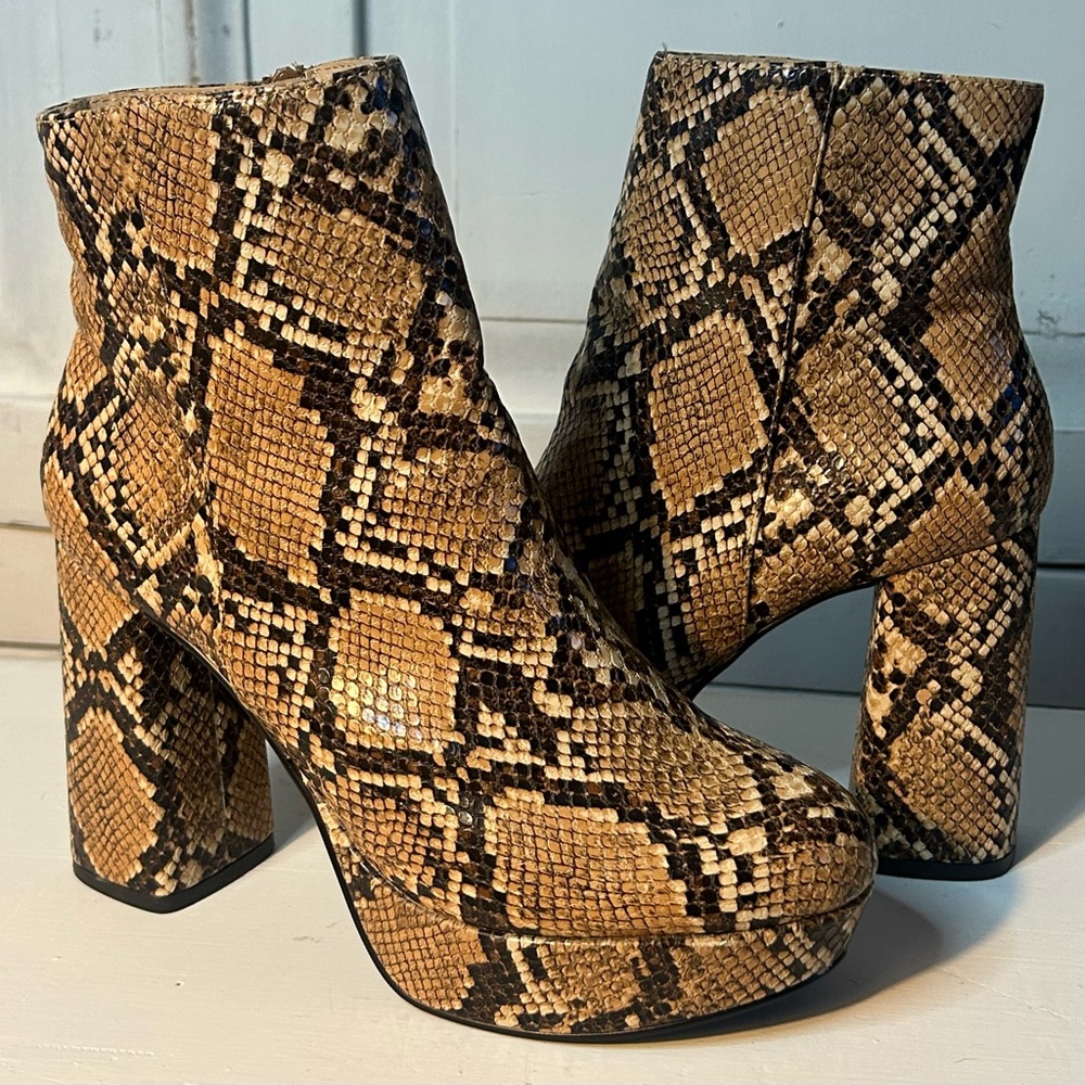 Steve Madden Grate Platform Ankle Boots , Like New size 6.5